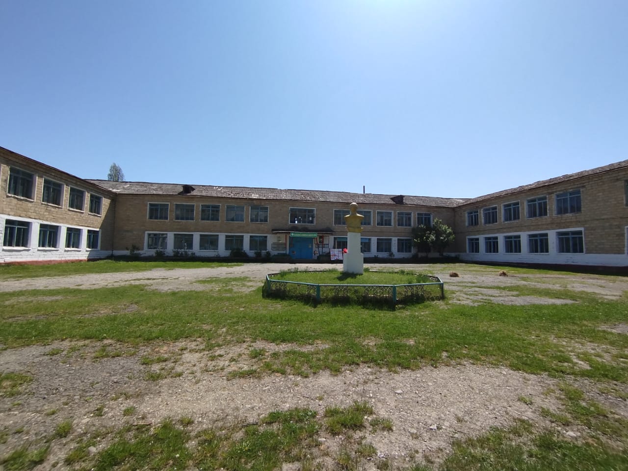 Quba rayon Rustov kənd Əfqan Vəliyev adına tam orta məktəb