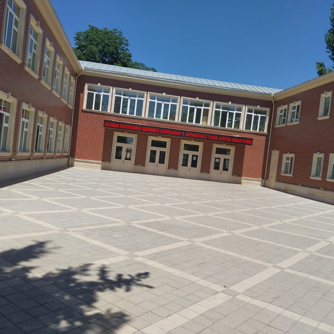 Quba rayon Qırmızı   Qəsəbə  İsaak  Xanukov  adına  1  №li  tam orta məktəb