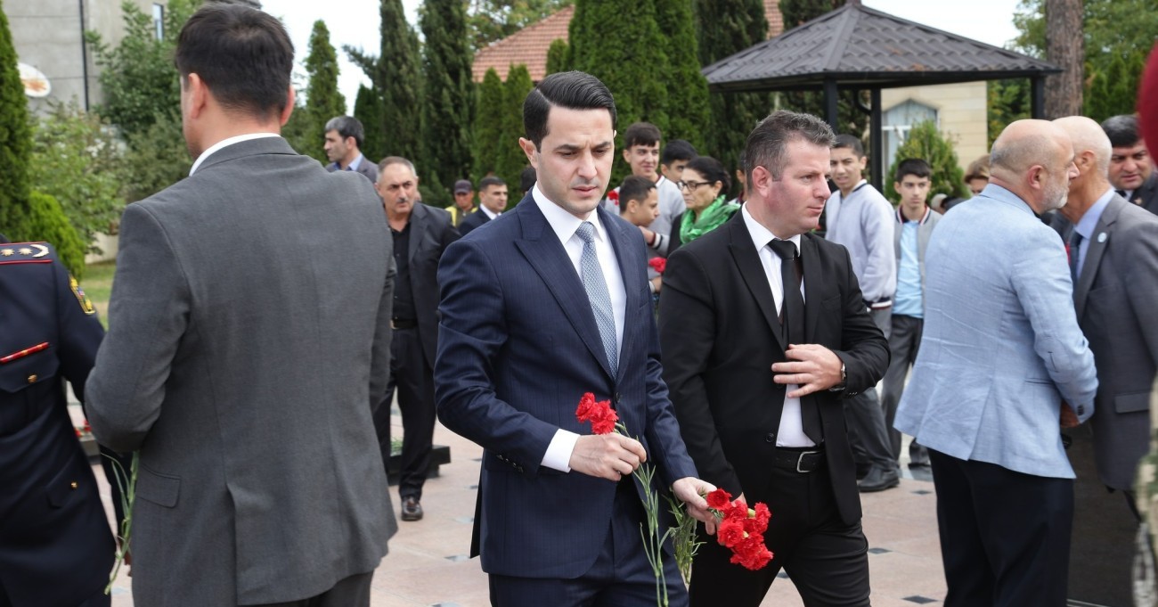 Quba-Xaçmaz Regional Təhsil İdarəsinin rəhbərliyi və kollektivi Quba rayon Şəhidlər Xiyabanını ziyarət ediblər.