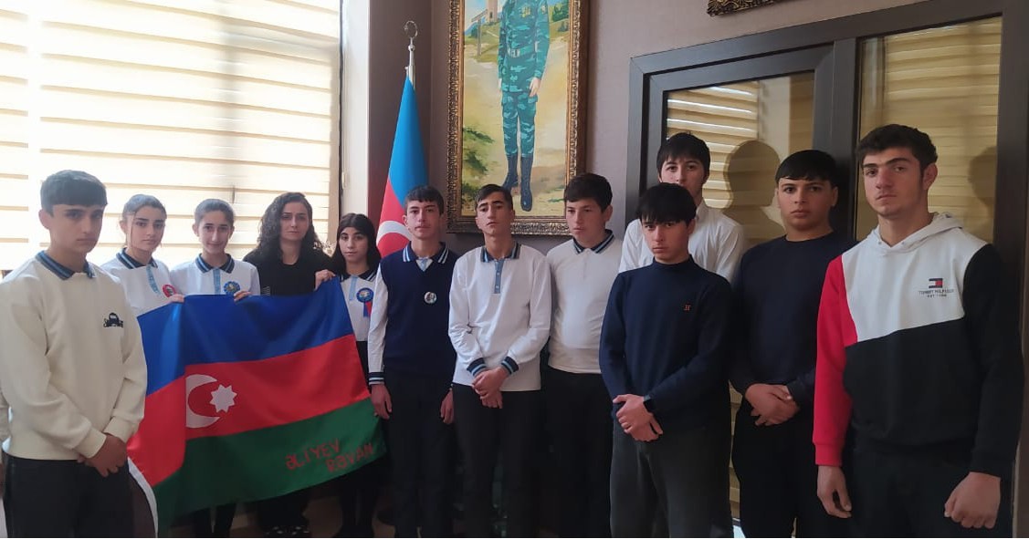 Peşə-təmayüllü sinif şagirdləri Zəfər Günündə əl işlərini təqdim etdilər