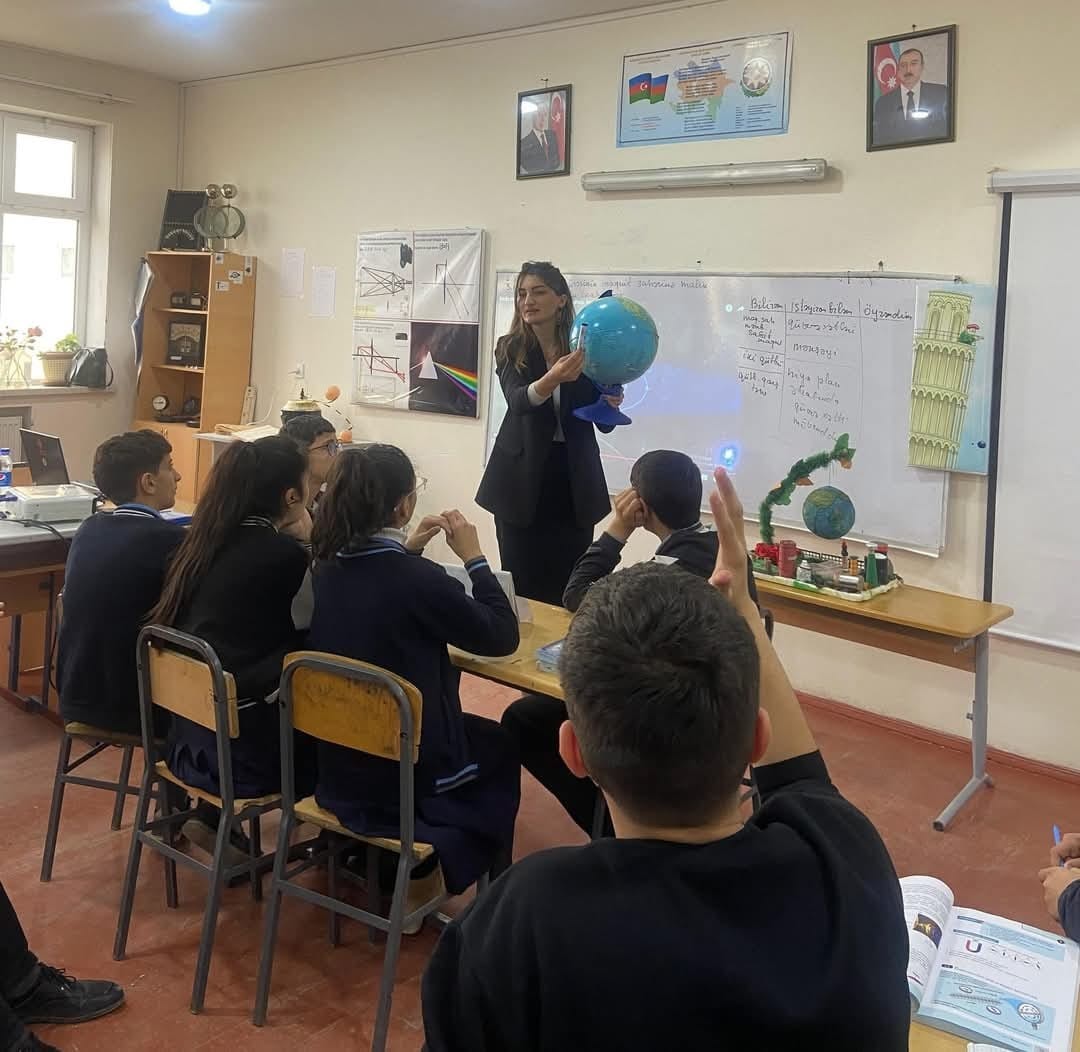"Yerin maqnit sahəsi" mövzusunda nümunəvi dərs keçirilmişdir.
