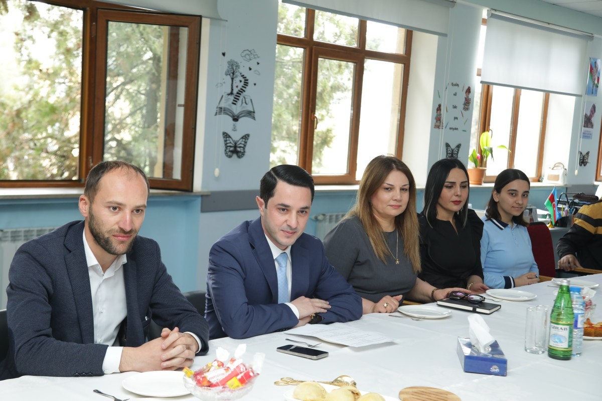 Müxtəlif müsabiqə qalibləri olan şagirdlərlə görüş keçirib