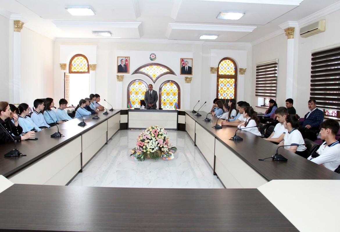 Ümummilli lider Heydər Əliyevin həyat və fəaliyyətinə həsr olunmuş dərslər təşkil edilmişdir.