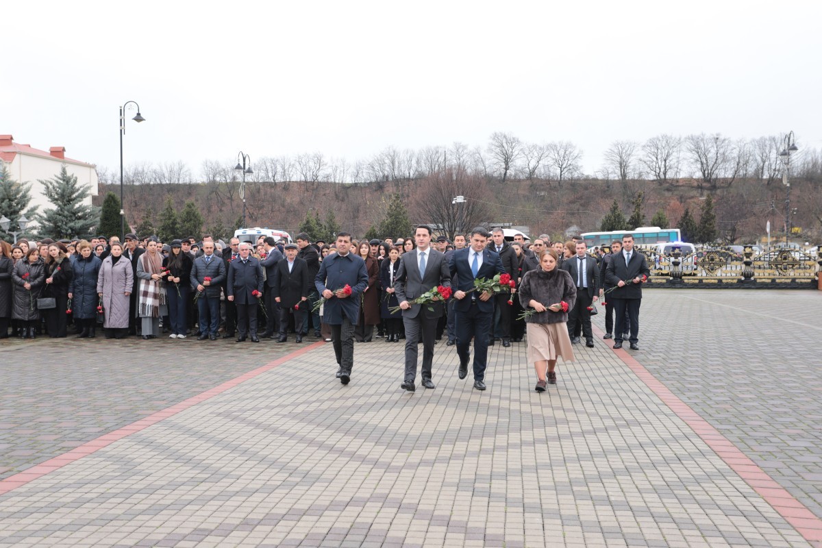 Ulu Öndərin abidəsi ziyarət olundu